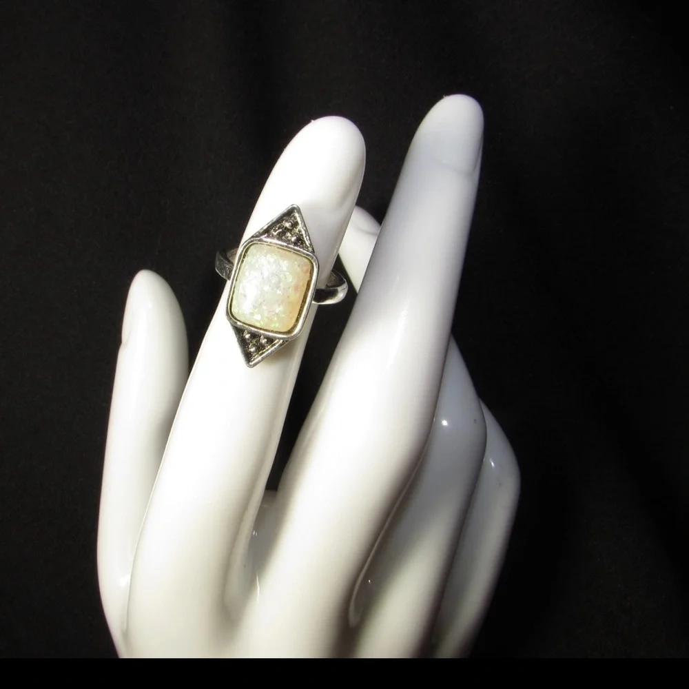 Elegant Silver and White Gemstone Ring - Picture 4 of 4